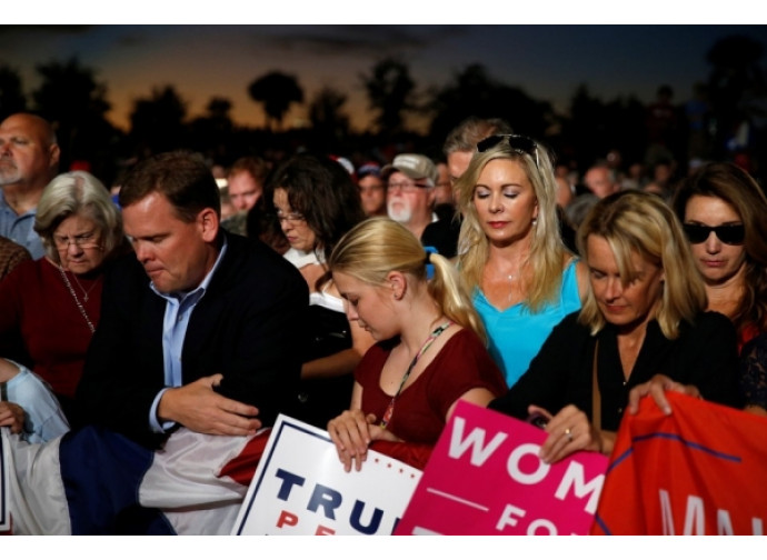 Evangelici in preghiera per Trump Evangelici in preghiera per Trump