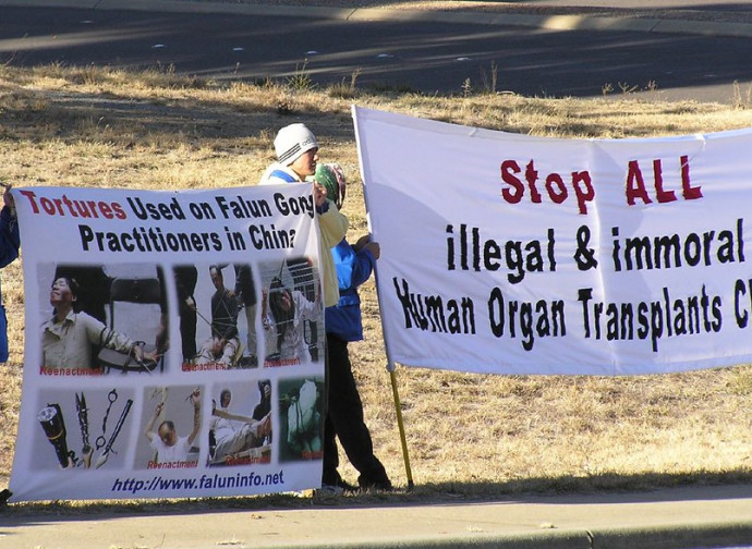 Protesta del Falun Gong contro i trapianti illegali Protesta del Falun Gong contro i trapianti illegali