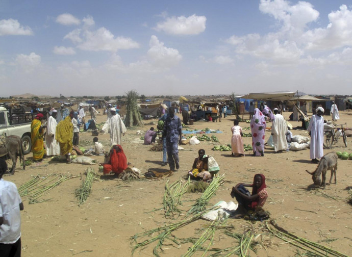 Campo profughi presso El Fasher (La Presse)