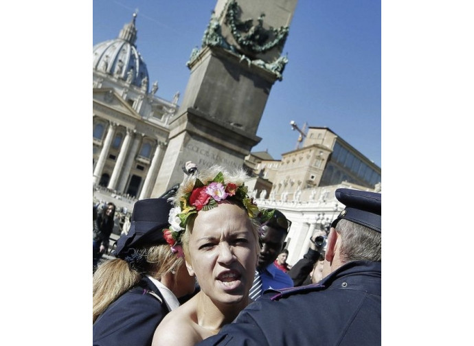 Femen in Piazza San Pietro Femen in Piazza San Pietro