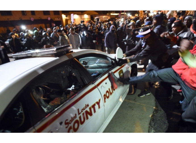 Ferguson, assalto alle auto della polizia Ferguson, assalto alle auto della polizia