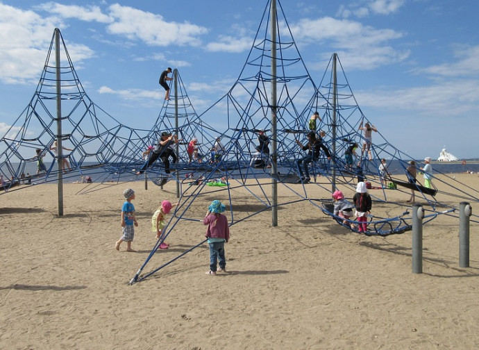 Finlandia, bambini giocano sulla spiaggia a Oulu