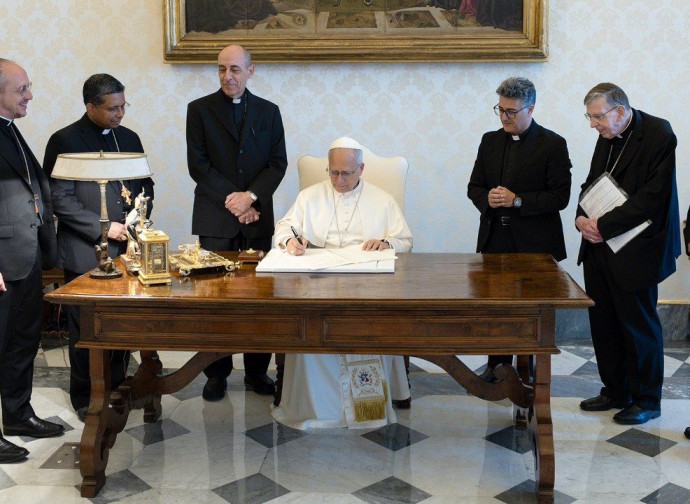 Leone XIV firma nota "Un cammino di speranza" (foto Vatican News)