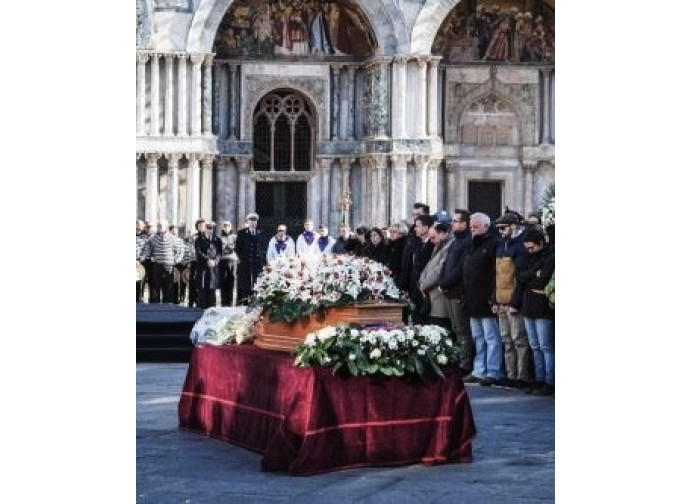 La cerimoni afunebre  in piazza San Marco per Valeria Solesin