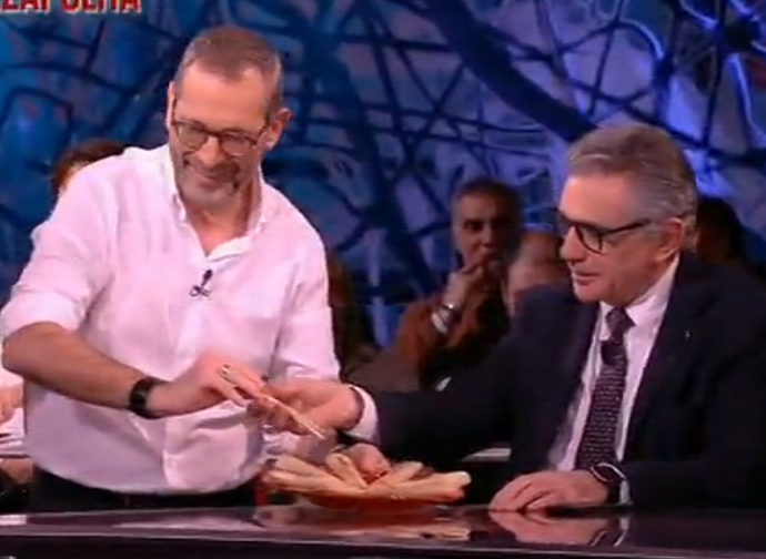 Formigli e Pregliasco mangiano involtini cinesi in diretta tv Formigli e Pregliasco mangiano involtini cinesi in diretta tv