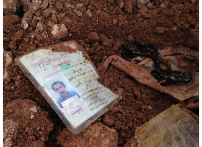 Documenti personali trovati in una fossa comune dell'Isis Documenti personali trovati in una fossa comune dell'Isis