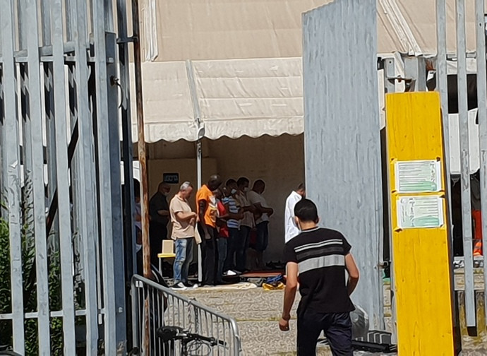 L'ingresso al tendone moschea di Lampugnano, Milano, 14 agosto