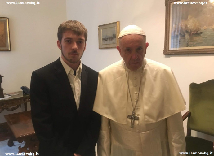 Thomas bacia l'anello di Papa Francesco alla fine dell'incontro (foto La Nuova BQ)