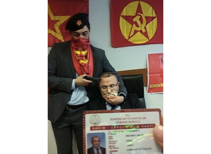 La foto del giudice sequestrato dai terroristi turchi La foto del giudice sequestrato dai terroristi turchi