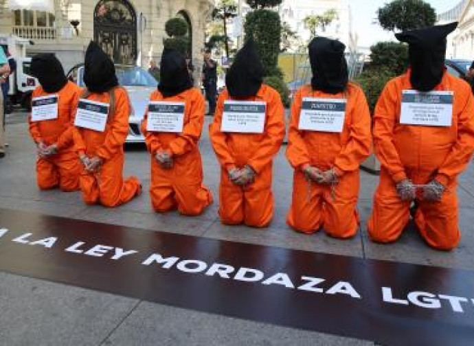 I militanti di HazteOir vestiti da prigionieri di Guantanamo