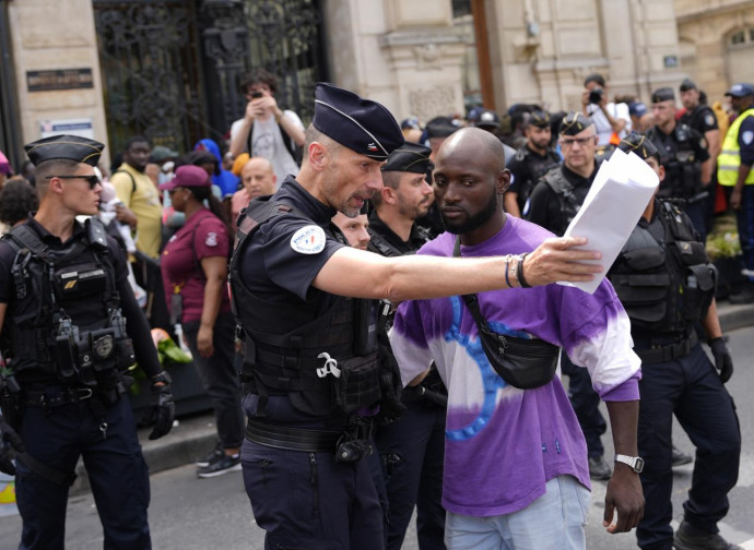 Momenti di tensione a una manifestazione di immigrati a Parigi (La Presse) Momenti di tensione a una manifestazione di immigrati a Parigi (La Presse)
