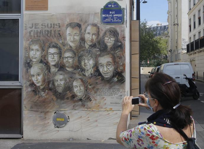 Un murale a Parigi in onore delle vittime della strage nella redazione di Charlie Hebdo Un murale a Parigi in onore delle vittime della strage nella redazione di Charlie Hebdo