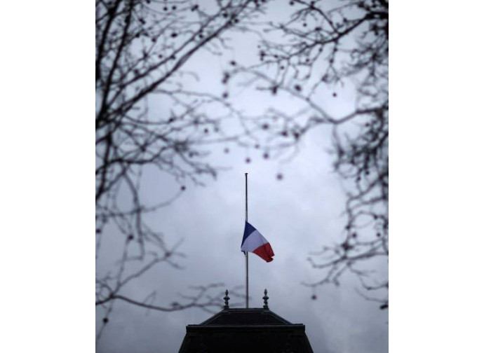 Parigi, bandiera a mezz'asta dopo la strage del Charlie Hebdo Parigi, bandiera a mezz'asta dopo la strage del Charlie Hebdo