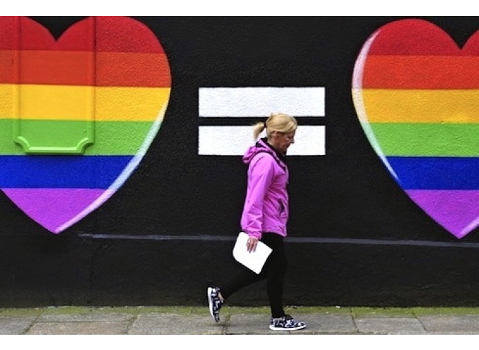 Un cartellone della campagna referendaria sulle nozze gay in Irlanda Un cartellone della campagna referendaria sulle nozze gay in Irlanda