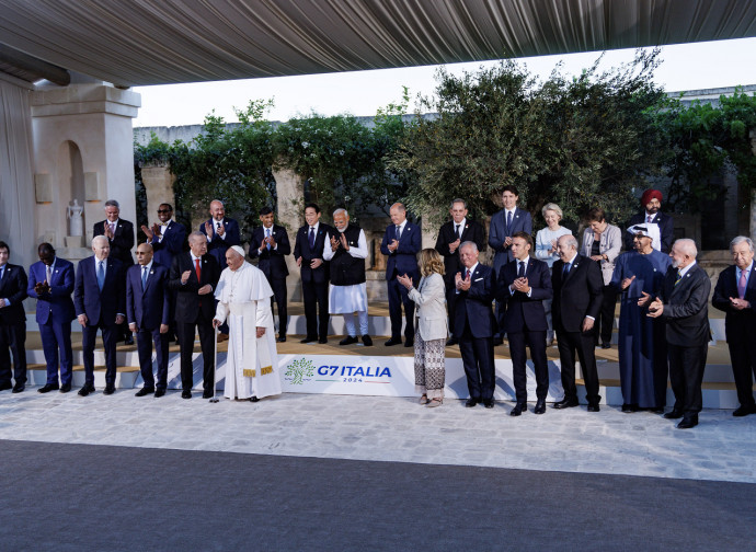 Foto di gruppo (con Papa Francesco) al G7 Italia (La Presse) Foto di gruppo (con Papa Francesco) al G7 Italia (La Presse)
