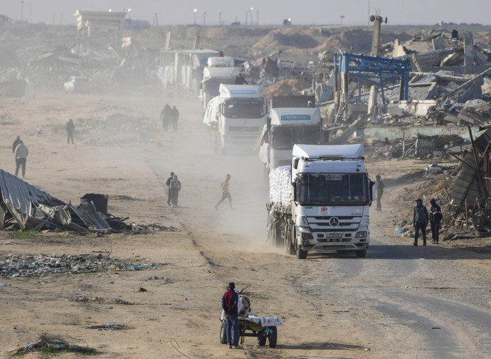 Fila di camion all'ingresso di Gaza (La Presse) Fila di camion all'ingresso di Gaza (La Presse)