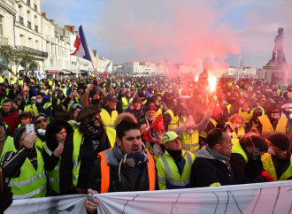 Gilet Gialli alla carica, la Francia si divide in due