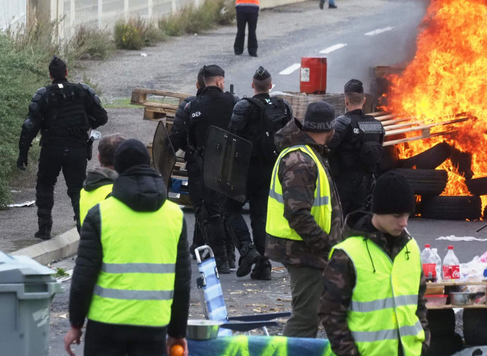 Giubbetti gialli, confronto con la polizia Giubbetti gialli, confronto con la polizia
