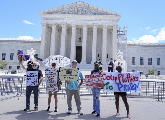 Giustizialisti americani protestano per la decisione della Corte Suprema su Trump Giustizialisti americani protestano per la decisione della Corte Suprema su Trump