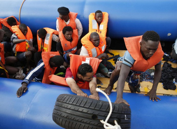 Immigrati soccorsi da un gommone