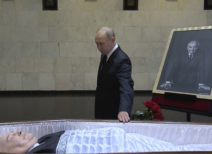 Putin rende omaggio a Gorbaciov Putin rende omaggio a Gorbaciov