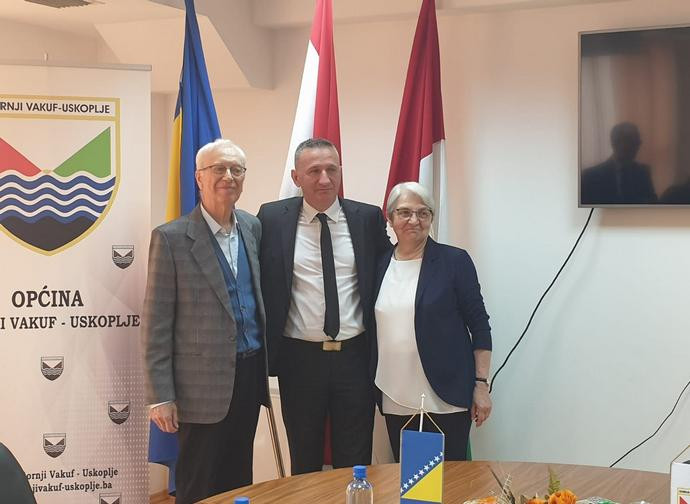 Augusto e Franca Lana con il sindaco di Gornji Vakuf Augusto e Franca Lana con il sindaco di Gornji Vakuf