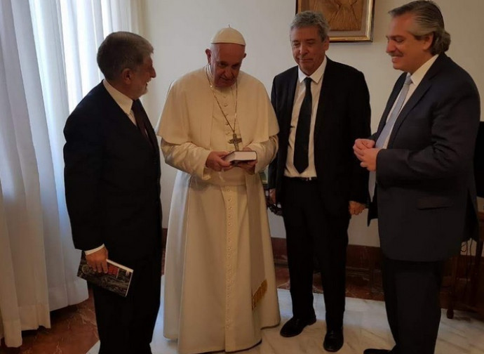 Fernandez, primo a destra, con Papa Bergoglio Fernandez, primo a destra, con Papa Bergoglio
