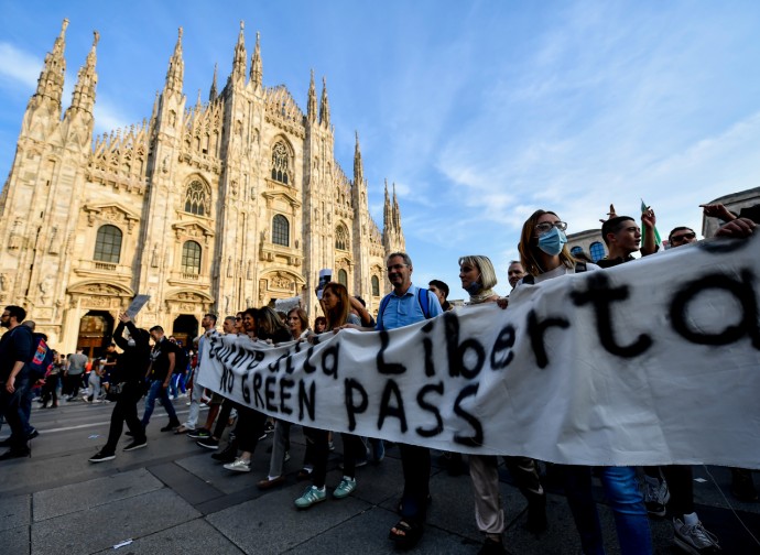 Manifestazione no Green Pass di fronte al Duomo di Milano