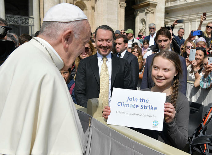 Il Papa incontra la ragazza svedese