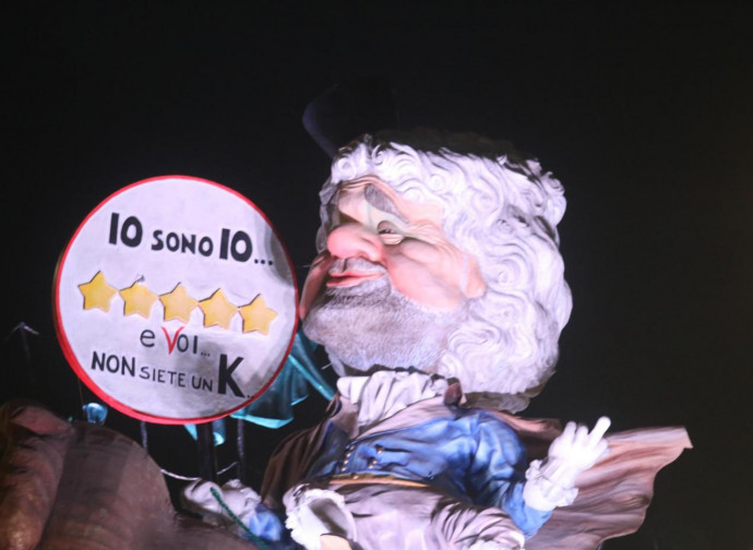 Grillo (che cita il Marchese) in un carro a Viareggio Grillo (che cita il Marchese) in un carro a Viareggio