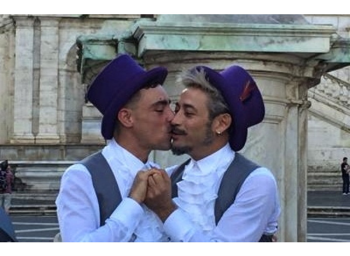 La coppia gay unita in matrimonio dal sindaco di Roma, Vittoria Raggi La coppia gay unita in matrimonio dal sindaco di Roma, Vittoria Raggi