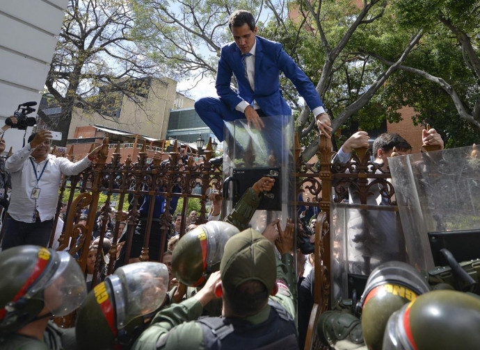 Juan Guaidò sfida l'esercito per entrare nel Parlamento