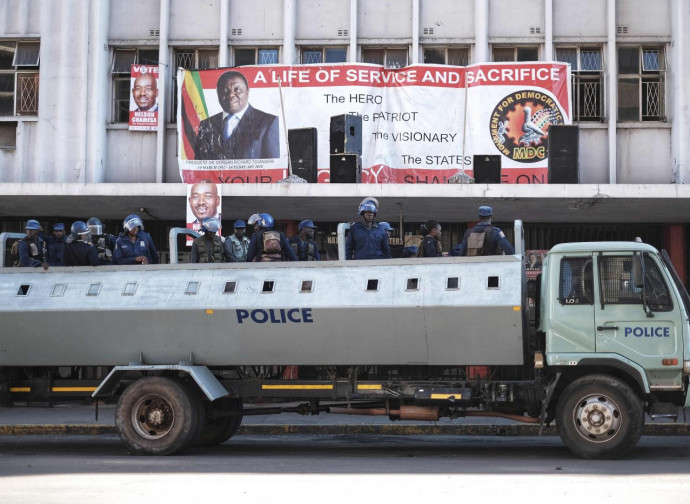 Polizia sotto i manifesti elettorali