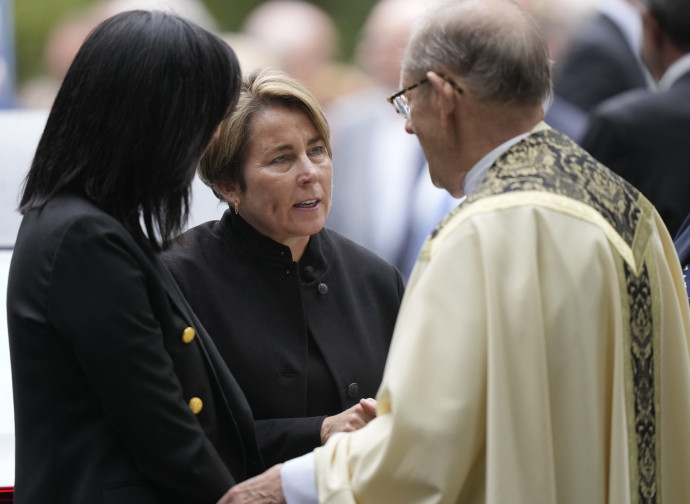 Maura Healey (al centro) (AP)