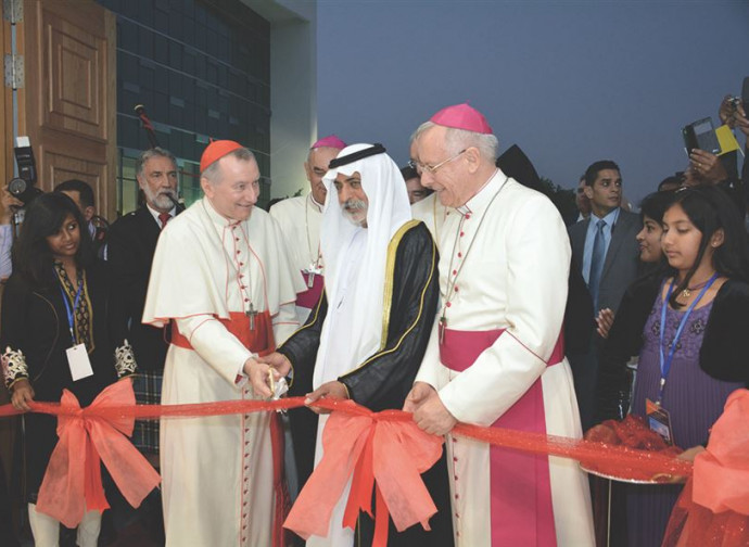 Monsigno Hindler con il cardinale Parolin unaugura una chiesa