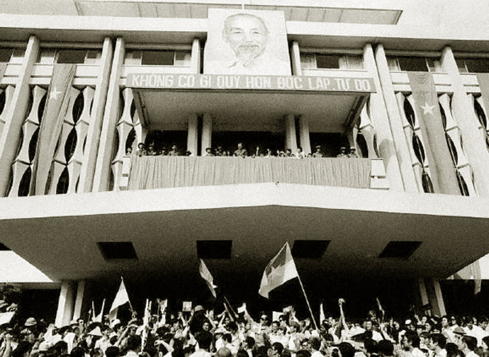 Il ritratto di Ho Chi Minh esposto a Saigon, dopo la conquista