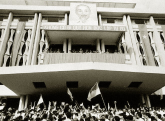 Il ritratto di Ho Chi Minh esposto a Saigon, dopo la conquista