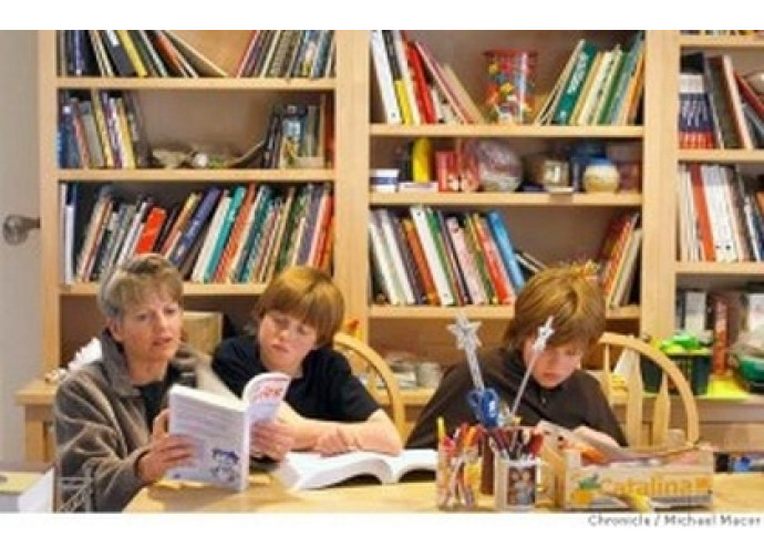 Bambini che studiano a casa Bambini che studiano a casa