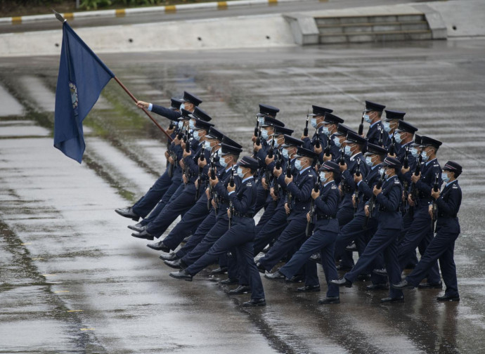 Polizia di Hong Kong, con il nuovo passo dell'oca mutuato dalla Cina comunista Polizia di Hong Kong, con il nuovo passo dell'oca mutuato dalla Cina comunista