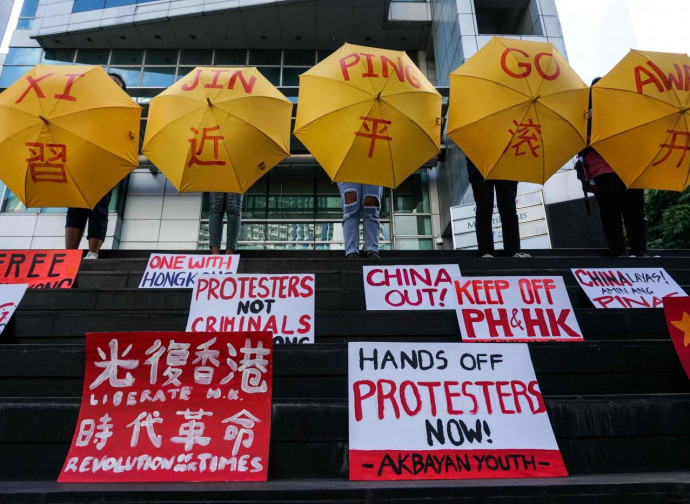 Hong Kong, ombrelli contro Xi Jinping Hong Kong, ombrelli contro Xi Jinping