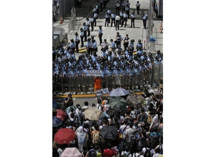 Hong Kong, manifestanti e polizia