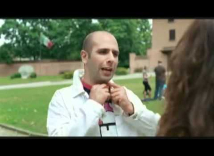 Checco Zalone nela celebre scena del film Cado dalle nubi Checco Zalone nela celebre scena del film Cado dalle nubi