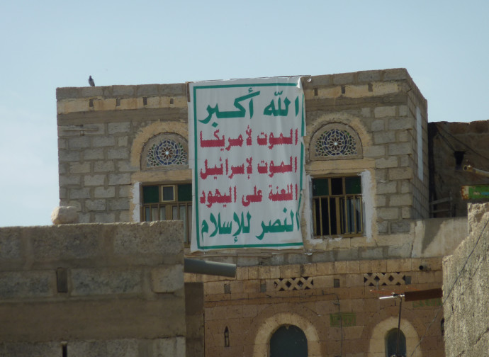 Striscione Houthi nello Yemen