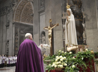 Il popolo, il Papa e Maria: la consacrazione riunisce Cielo e terra
