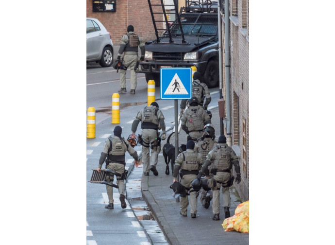 Polizia belga in assetto antiterrorismo Polizia belga in assetto antiterrorismo