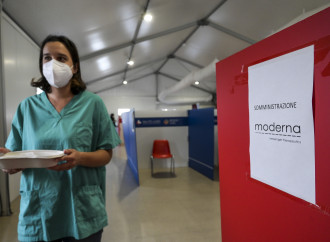 Vaccino e tumori, le ammissioni di Moderna e la censura dei media