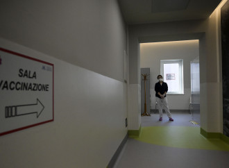 Il Ministero sapeva che vaccinare i guariti era rischioso e inefficace