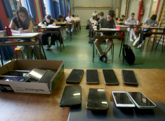 Giornali a scuola al posto dei telefoni, non è la soluzione