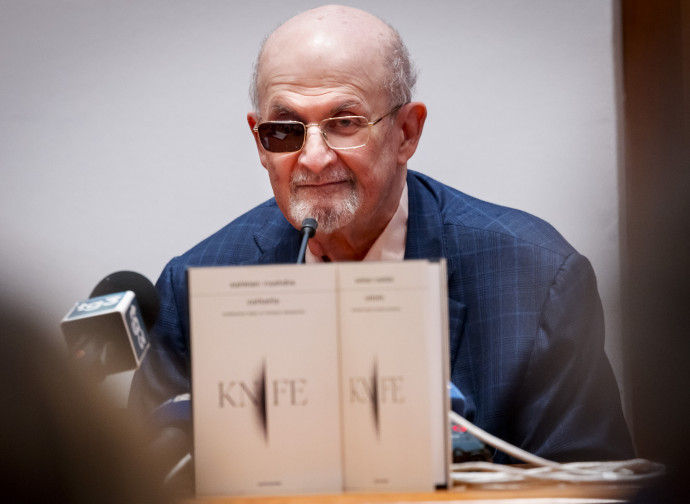 Salman Rushdie nel 2024 al Salone del Libro di Torino (ImagoEconomica)
