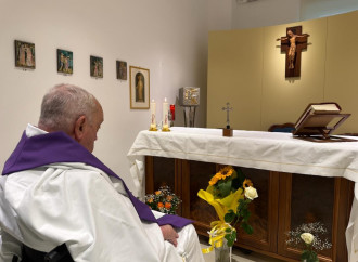 Papa in miglioramento, sospesa la ventilazione meccanica